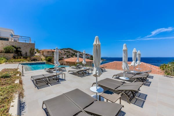 Un pied de parasol esthétique et pratique pour votre jardin